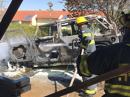 רכב שעלה באש בעוטף עזה מבלון תבערה (צילום: חדשות)