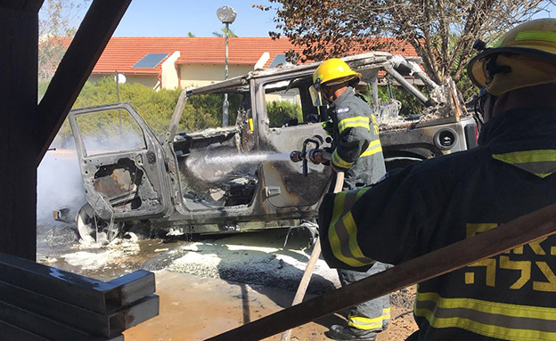 רכב שעלה באש בעוטף עזה מבלון תבערה (צילום: חדשות)