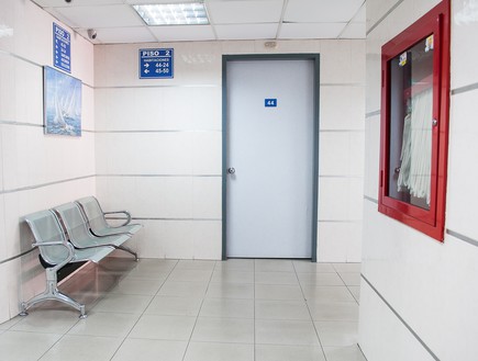 חדר המתנה בבית חולים (צילום: martha dominguez de gouveia-unsplash)