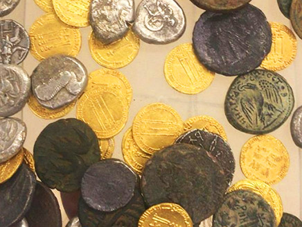 נתפשו 70 מתבעות עתיקים בעלי ערך רב (צילום: מתפ