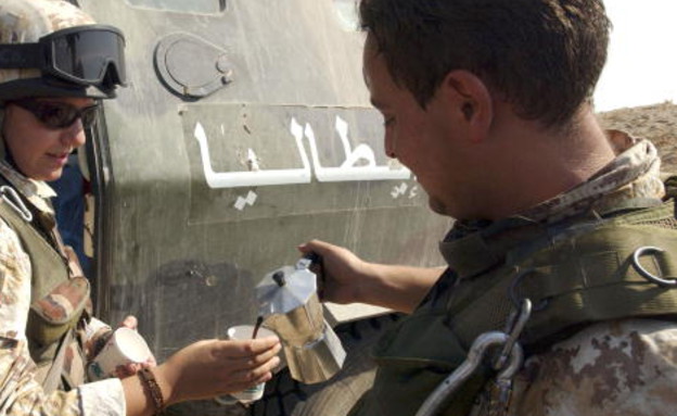 חייל שותה קפה (צילום: Marco Di Lauro, gettyimages)