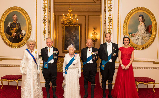 המלכה אליזבת, פיליפ, ויליאם, קייט צ'רלס וקמילה בארמון בקינגהאם (צילום:  WPA Pool / Pool /Getty Images)
