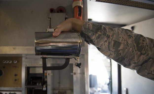 חייל שותה קפה (צילום: חיל האוויר האמריקאי)