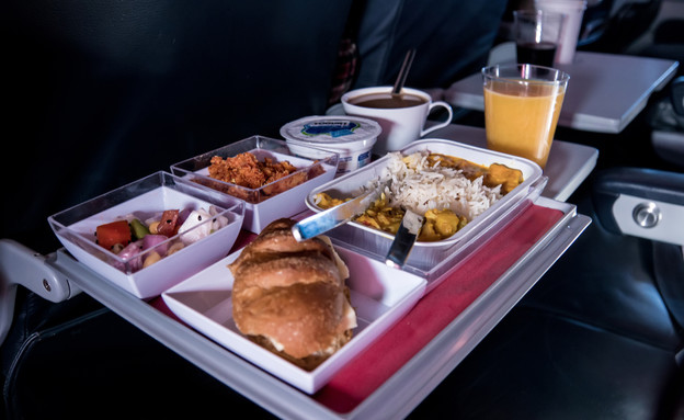 אוכל במטוס (צילום: shutterstock)