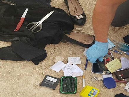 הסכין והמספריים שנמצאו בתיקה (צילום: דוברות המשטרה, חדשות)