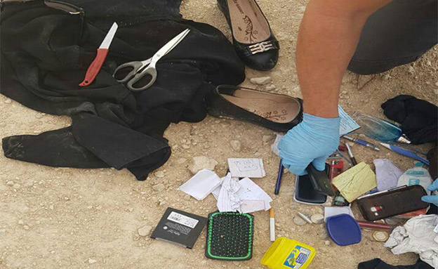 הסכין והמספריים שנמצאו בתיקה (צילום: דוברות המשטרה, חדשות)