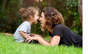 הדר לוי ובנה הקטן (צילום: אפרת אשל, צילום פרטי)