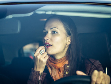 אישה מתאפרת בזמן נהיגה (צילום: spflaum, shutterstock)