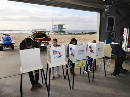 מצביעים בקליפורניה - על החוף (צילום: CNN, חדשות)