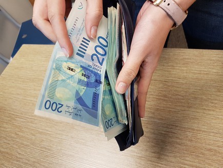 שטרות של 200 שקלים בארנק (צילום: מערכת mako כסף)