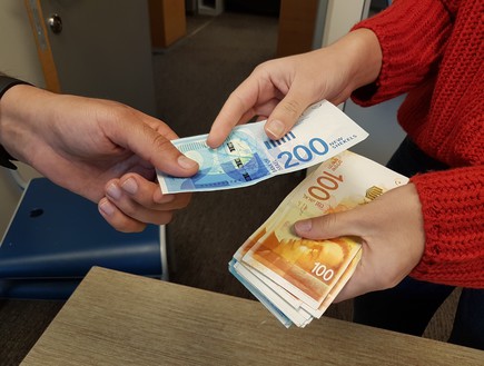 אישה נותנת לגבר שטר של 200 שקלים אישה נותנת לגבר שטר של 200 שקלים