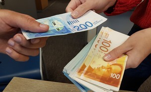 נותנת שטר של 200 שקלים (צילום: מערכת mako כסף)