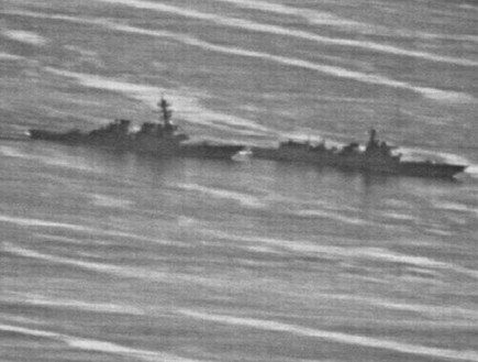 הספינה סינית מול האמריקאית (צילום: הצי האמריקאי)