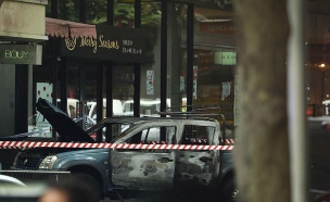 הרכב השרוף של המחבל בזירת הפיגוע (צילום: Sky News, חדשות)