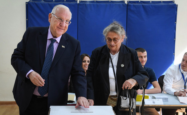 נשיא המדינה ראובן ריבלין ורעייתו מצביעים בבחירות (צילום: מארק ניימן, פלאש 90)