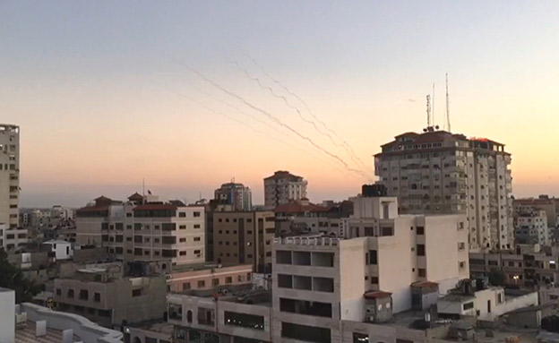 עשרות רקטות לישראל בפחות משעה: כך נראו השיגורים (צילום: חדשות)