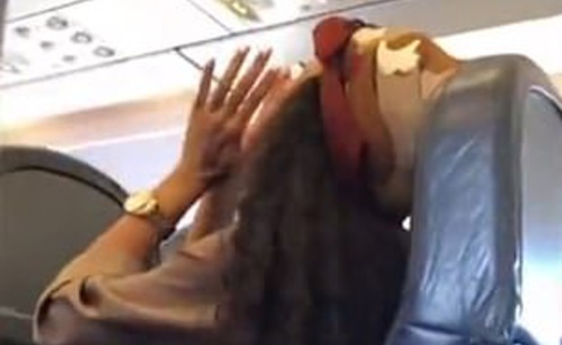 הומופובית על המטוס (צילום: מתוך יוטיוב)