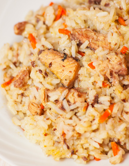 תבשיל אורז וסלמון מהיר (צילום: siamionau pavel, shutterstock)