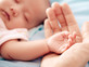 יד של אמא ותינוק (צילום:  Bohbeh, shuttetstock)