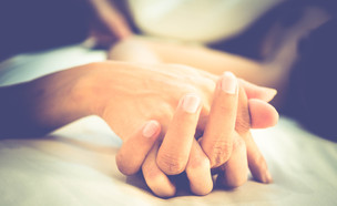 ידיים של זוג מקיים יחסי מין (אילוסטרציה: By Dafna A.meron, shutterstock)