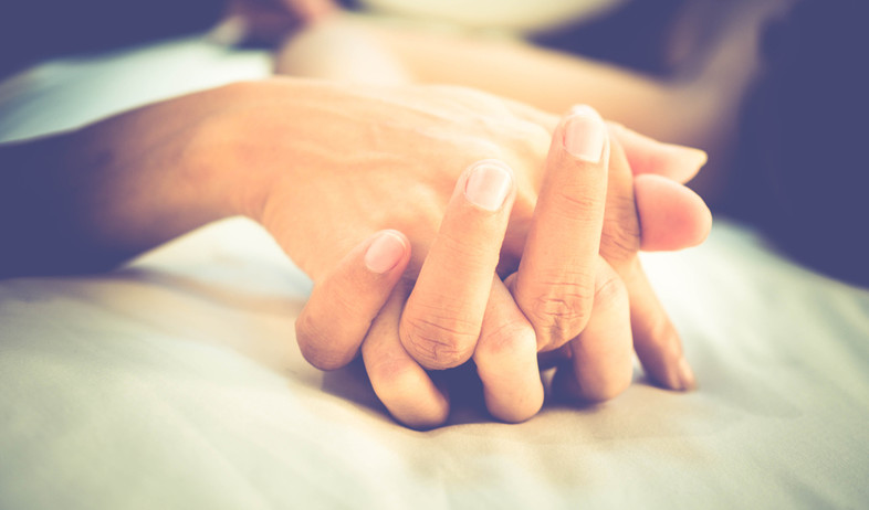 ידיים של זוג מקיים יחסי מין (אילוסטרציה: By Dafna A.meron, shutterstock)