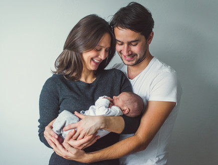 הורים עם תינוק (צילום:  Kseniya Ivanova, shutterstock)