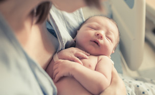 תינוק בשעותיו הראשונות (צילום: KieferPix, shutterstock)