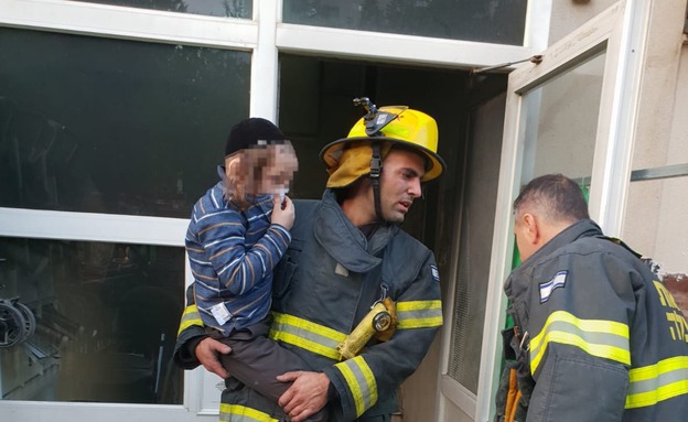 ילדים מפונים מהבניין (צילום: כבאות והצלה מחוז ירושלים, חדשות)