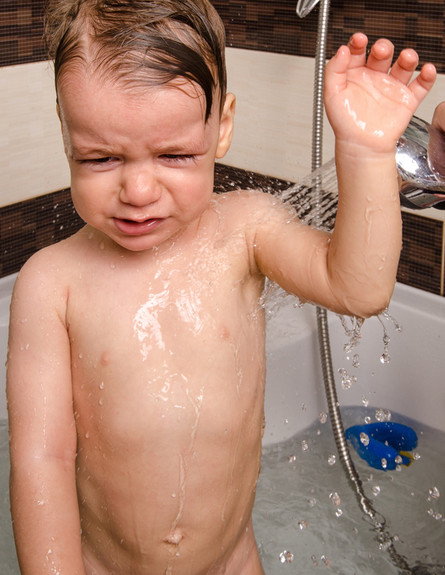 ילד כועס במקלחת (אילוסטרציה: By Dafna A.meron, shutterstock)