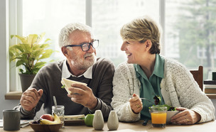 זוג מבוגרים אוכלים (צילום:  Rawpixel.com, shutterstock)