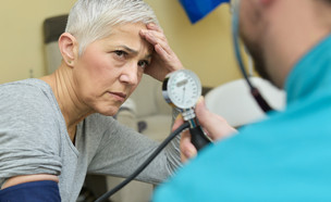 אישה מבוגרת מודדת לחץ דם (צילום:  TeodorLazarev, shutterstock)