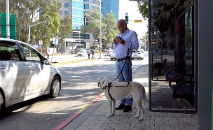 תיעוד: ניסוי באפליקציה שתסייע לעיוורים להתנייד... (צילום: החדשות)