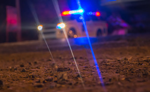 ניידת משטרה בלילה (צילום: shutterstock | warunee singlee)
