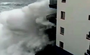גלים הורסים בניין בטנריף  (צילום: צילום ביתי, טוויטר)
