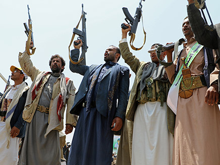חמושים חות'ים בהפגנת כוח נגד סעודיה (צילום: רויטרס, חדשות)