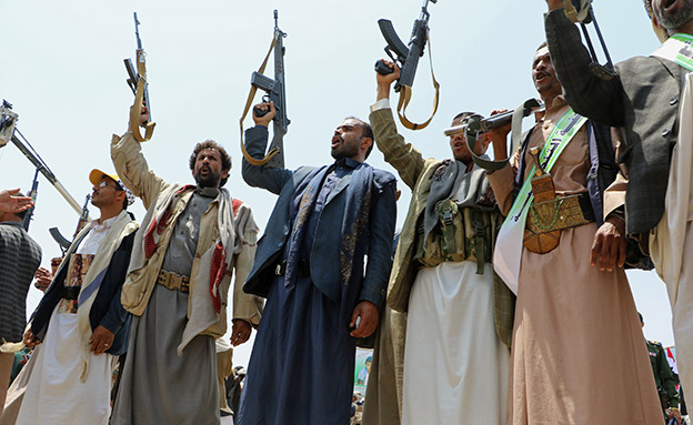 חמושים חות'ים בהפגנת כוח נגד סעודיה (צילום: רויטרס, חדשות)