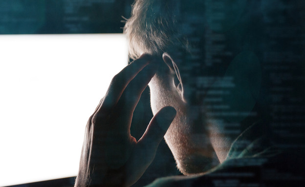 גבר מול מסך מחשב (צילום: Dean Drobot, ShutterStock)