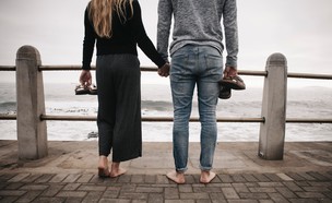 זוג עומד מול הים (אילוסטרציה: justin groep, unsplash)