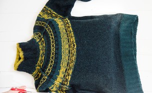 הכנת כריות, סוודר, צילום נועה קליין (2) (צילום: נועה קליין)