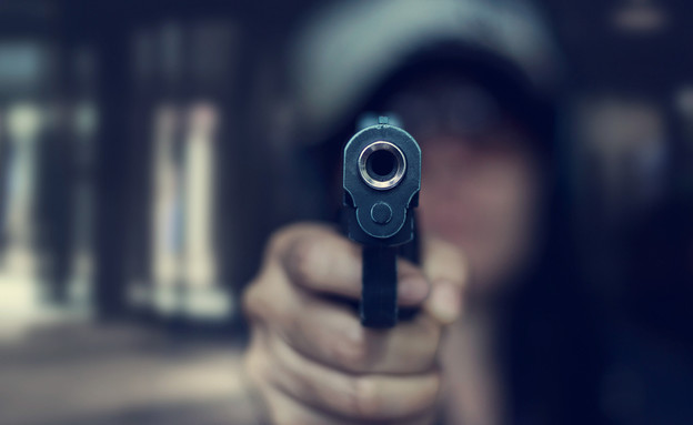 עבריין עם נשק (צילום: shutterstock | PopTika)