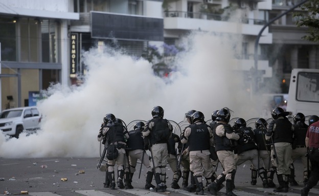המשטרה מנסה להדוף את המתפרעים (צילום: המשטרה הודפת את האוהדים המתפרעים בארגנטינה, חדשות)