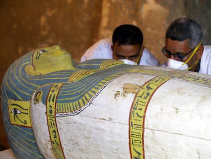 החוקרים הופתעו: טקסט ביוונית בן אלפי שנים נמצא בתוך מומיה