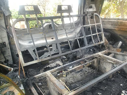 אחד הרכבים שנשרף כליל (צילום: חדשות)