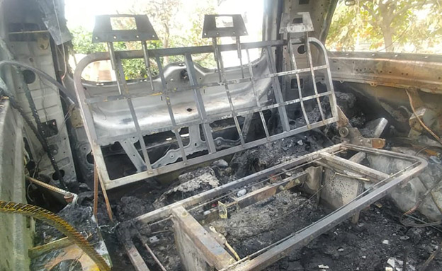 אחד הרכבים שנשרף כליל (צילום: חדשות)