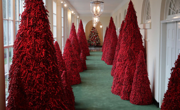 עצי חג מולד אדומים בבית הלבן (צילום: Chip Somodevilla / Staff /Getty Images)