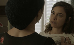 "היא עובדת בחברת ויטמינים, לא ג'יימס בונד" (צילום: מתוך "כפולים 2",  קשת 12  )