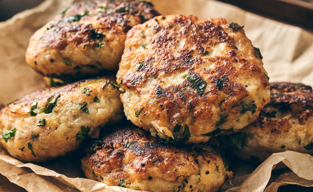 לביבות קרפיון עם סלט סלק ושמנת חמוצה