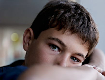 ילד עצוב (צילום: Fresnel, Shutterstock)
