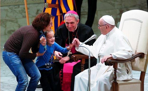 הילד התפרץ, איך הגיב האפיפיור? (צילום: רויטרס, חדשות)