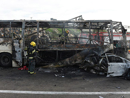 שני כלי הרכב נשרפו (צילום: דוברות כבאות והצלה מחוז יו